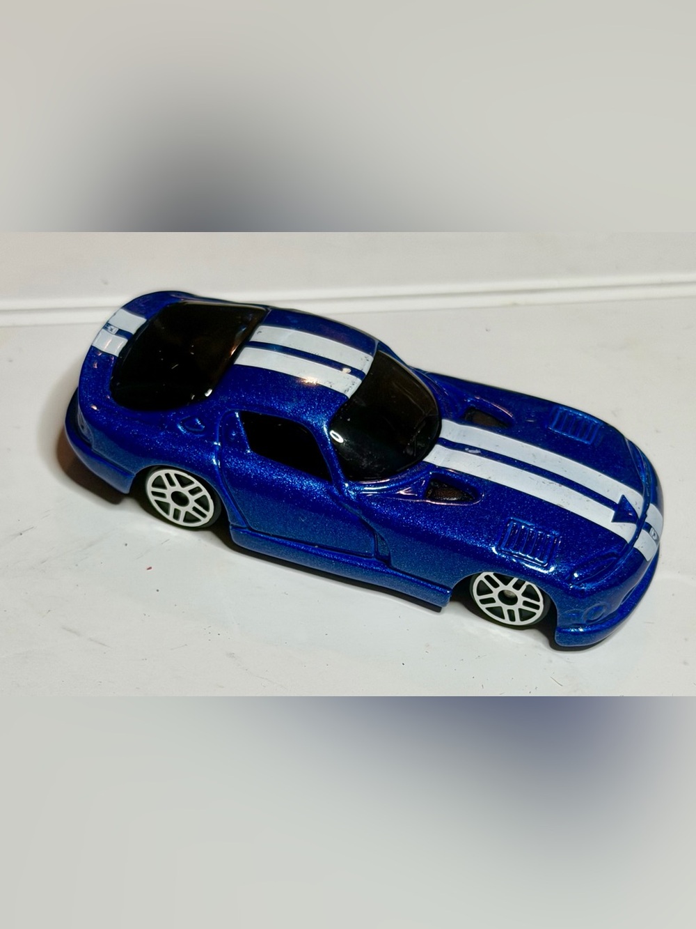 Maisto 1996 Dodge Viper GTS Blue White Stripes Fresh Metal 1:64 Diecast Car - Picture 3 of 4
